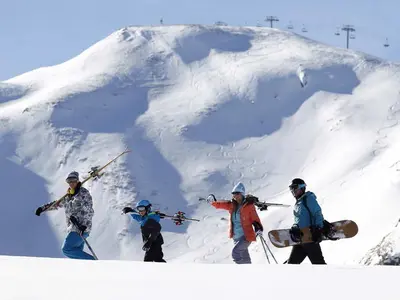 Familie auf dem Weg zur Piste © OT du Dèvoluy