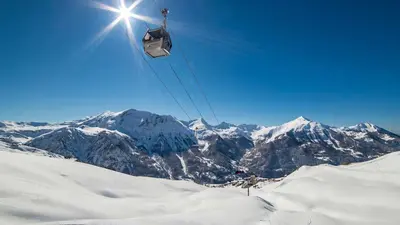 Gondel über dem Skigebiet