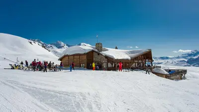 Skihütte mit Skifahrer