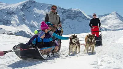 Familie mit Hundeschlitten