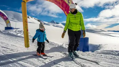 Frau mit Kind im Kinderland