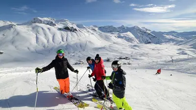 Vier Skifahrer mit Bergpanorama
