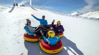 Vier Personen im 4er Snowtube