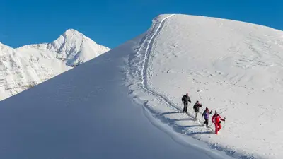 Gruppe Schneeschuhwanderer auf eine Berg
