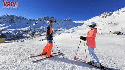 Zwei Skifahrer auf der Piste Bergpanorama