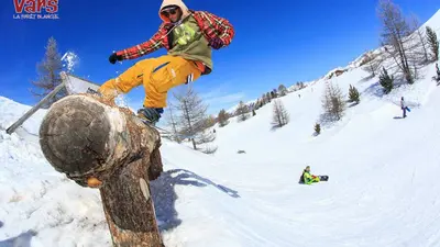 Snowboarder auf einem Holzrail