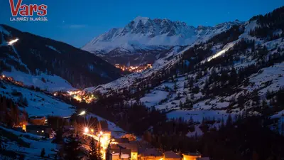 Blick auf das nächtliche Vars