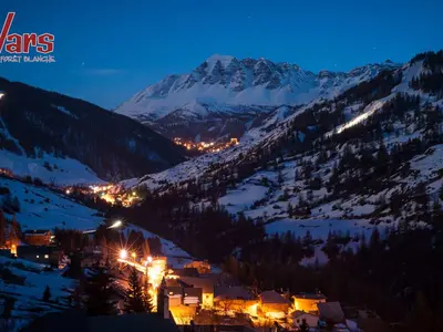 Blick auf das nächtliche Vars © OT Vars-Les-Claux / Remi Morel