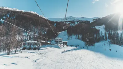 Skilift und Piste in Les Orres