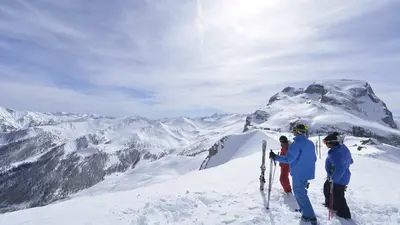 Skfahrer mit Bergpanorama