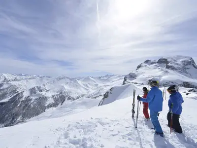Skfahrer mit Bergpanorama © Manu Molle