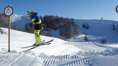 Skifahrer am Start einer Funzone