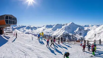Skifahrer an der Bergstation