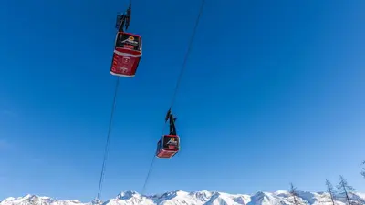 Gondeln über dem Skigebiet