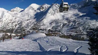 Gondel über der Piste