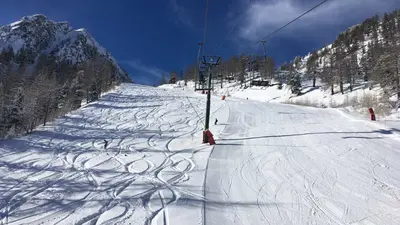 Piste mit Skifahrer
