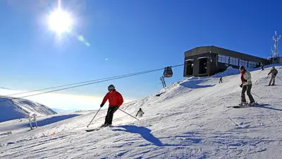 Skifahrer an der Bergstation Super Besse