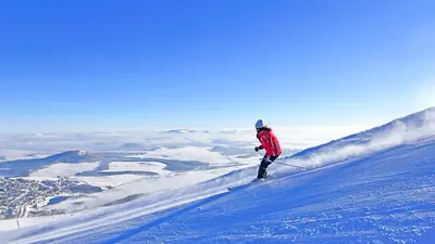 Skifahrer auf der Abfahrt in Super Besse