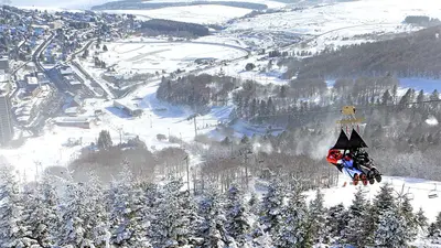 Blick auf die Zipline Tyrolienne fantasticable in Super Besse