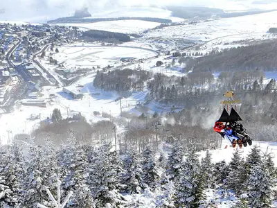 Blick auf die Zipline Tyrolienne fantasticable in Super Besse © OT Massif du Sancy