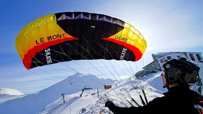 Speedriding mit Gleitschirm in Mont-Dore