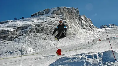 Freestyler beim Sprung im Snowpark Gourette