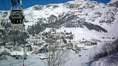 Blick auf die Talstation, Gondel und Pisten in Gourette