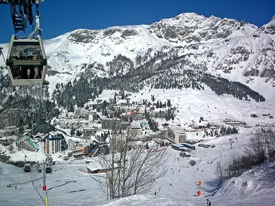 Blick auf die Talstation, Gondel und Pisten in Gourette © Office Tourisme Gourette