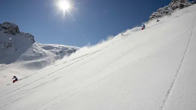 Skifahrer bei der Abfahrt