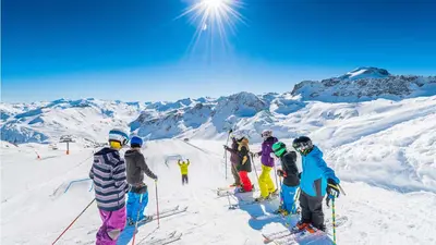 Skifahrergruppe mit Bergpanorama