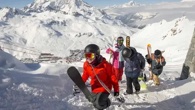 Skifahrer in den Bergen