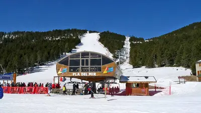 Blick auf den Sessellift und die Piste am Pla del Mir in Les Angles