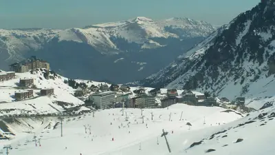 Blick auf das Skigebiet von La Mongie-Barèges mit Bergpanorama im Hintergrund