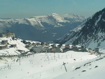 Blick auf das Skigebiet von La Mongie-Barèges mit Bergpanorama im Hintergrund © Christophe Jacquet via Wikimedia Commons