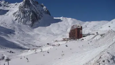 Piste in La Mongie mit Sessellift und Bergstation