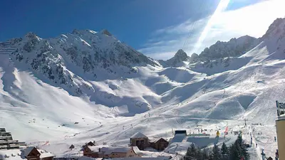 Blick vom Tal auf den Skihang und die Berge von La Mongie-Barèges
