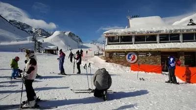 Skifahrer vor der Skischule in La Mongie-Barèges