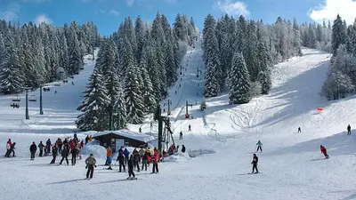 Blick auf Lifte und Pisten im Skigebiet Gérardmer