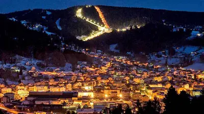 Zum Nachtskilauf beleuchtete Piste in Gérardmer