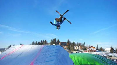 Freestyler beim Sprung im Snowpark von Gérardmer