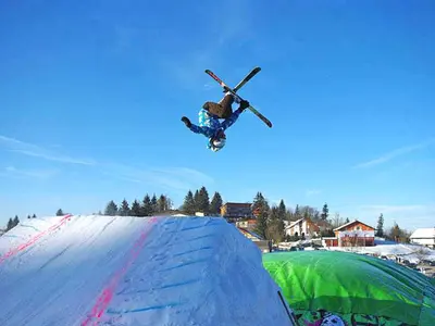 Freestyler beim Sprung im Snowpark von Gérardmer © Gérardmer Ski Regie Municipale