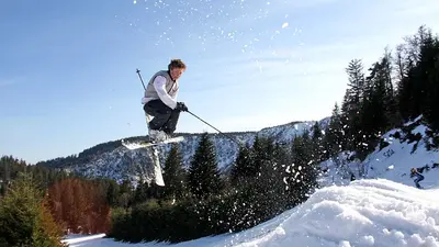 Skifahrer beim Freestyle in Le Lac Blanc