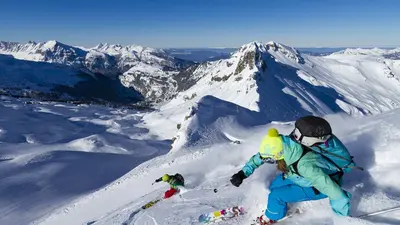 Zwei Freerider bei der Abfahrt