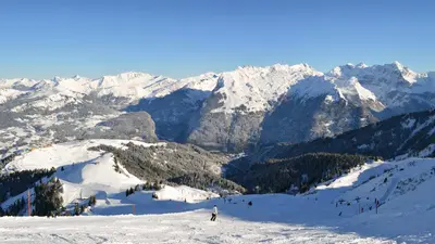 Skipiste mit Bergpanorama