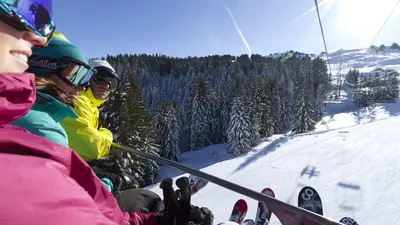 Blick aus dem Sessellift auf die Berge