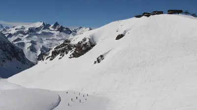 Piste zwischen den Bergen