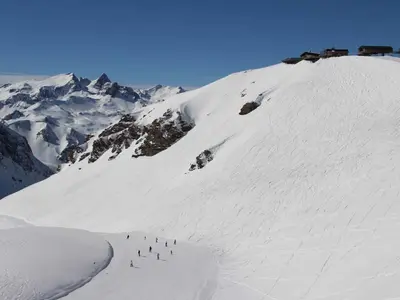 Piste zwischen den Bergen © OT Valfréjus