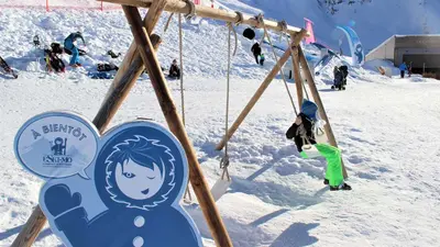 Kind auf der Schaukel im Kinderland