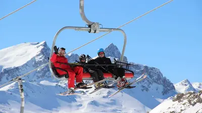 Skifahrer im Sessellift
