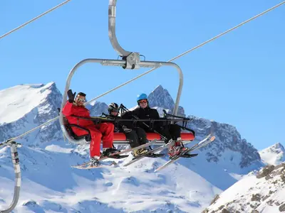 Skifahrer im Sessellift © OT Valfréjus